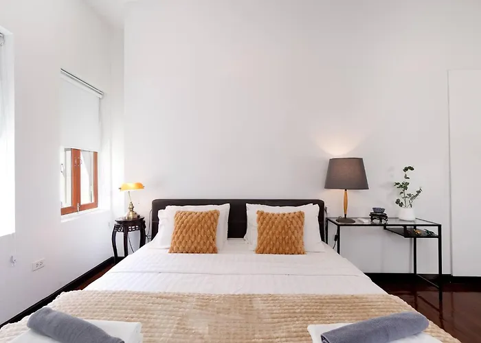 Spacious Heritage House Prime Location Family Bangkok